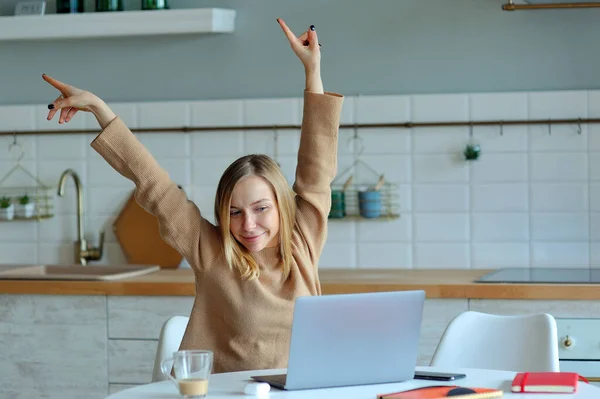 Feliz Joven Relajada Sentada Cocina Con Portátil Delante Ella Estirando — Foto de Stock