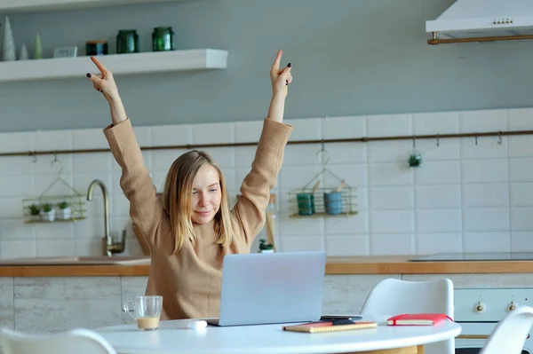 Feliz Joven Relajada Sentada Cocina Con Portátil Delante Ella Estirando — Foto de Stock