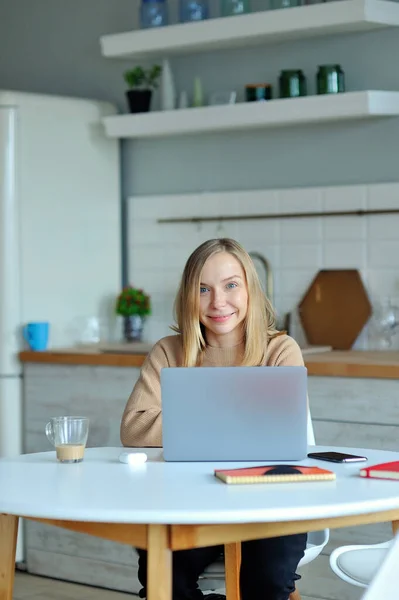 Mujer Rubia Encantadora Trabajando Con Portátil Mientras Está Sentada Cocina — Foto de Stock