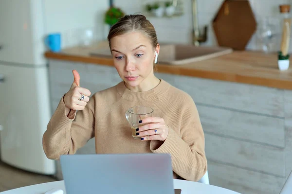 Mujer Rubia Encantadora Trabajando Con Portátil Mientras Está Sentada Cocina — Foto de Stock