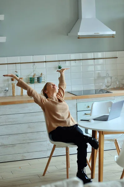 Feliz Joven Relajada Sentada Cocina Con Portátil Delante Ella Estirando — Foto de Stock