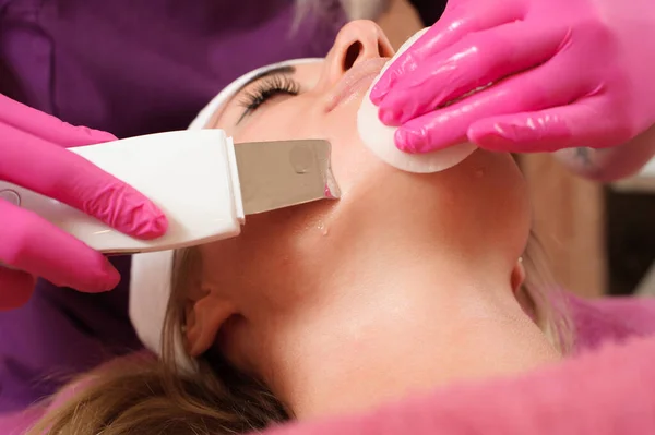 Cuidado Piel Primer Plano Hermosa Mujer Recibiendo Ultrasonido Cavitación Facial — Foto de Stock