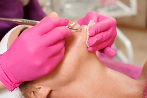 Mujer Salón Belleza Profesional Durante Procedimiento Mecánico Limpieza Facial — Foto de Stock