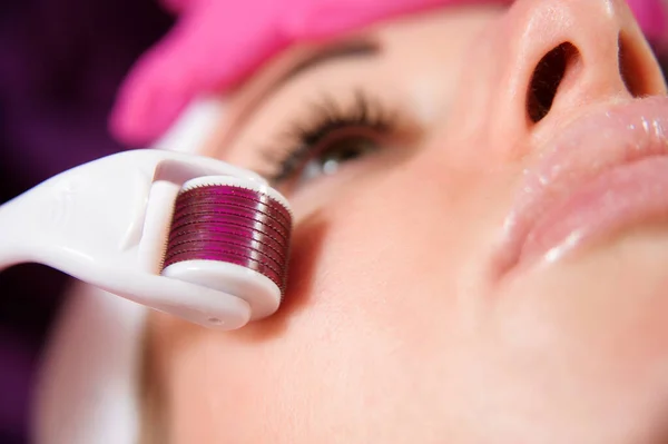 Lekarz Kosmetolog Robi Masaż Twarzy Pomocą Wałka Dermo Kobieta Salonie — Zdjęcie stockowe