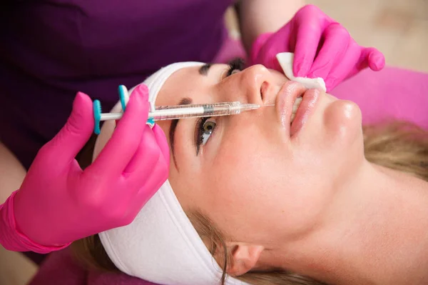 Vackra Läkare Händer Gör Skönhetsingrepp Kvinnliga Läppar Med Spruta Kosmetisk — Stockfoto