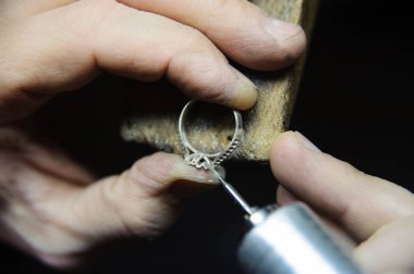 Üretim sürecinde mücevher yüzüklerinin yüzey tedavisi
