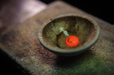 Mücevher olarak metali eritiyor.