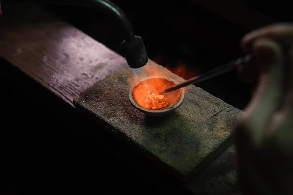 보석을 만들기 금속을 녹인다 — 스톡 사진