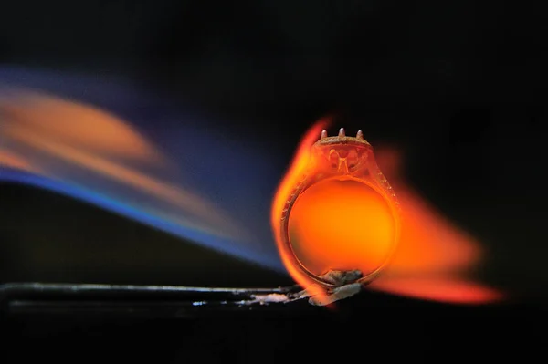 Vakman Werkt Met Behulp Van Een Gas Spuittool Een Ring — Stockfoto