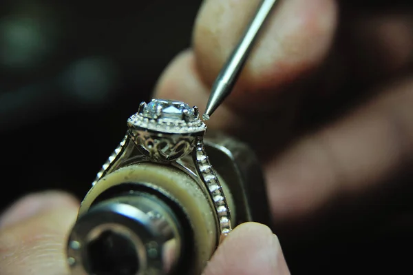 在制造过程中把宝石固定在珠宝戒指上 — 图库照片