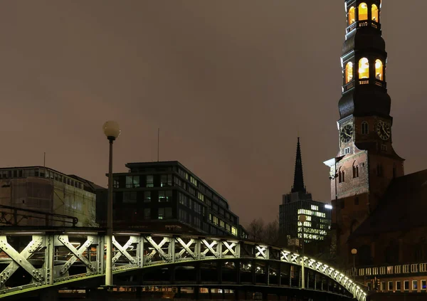 Bron och kyrkan — Stockfoto