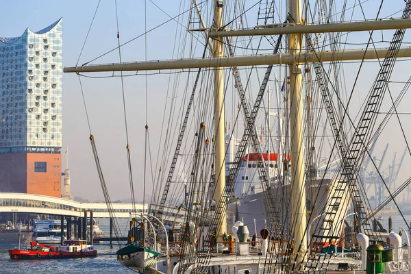 Historiska och moderna Hamburg — Stockfoto