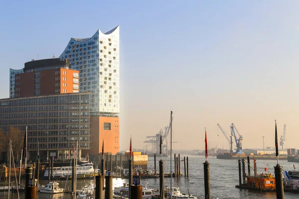 Elbphilharmonie an einem sonnigen Tag — Stockfoto