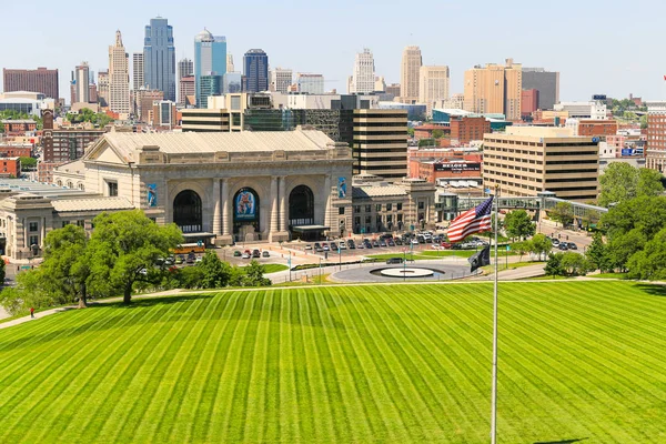 Lawn and Skyline — Stock Photo, Image