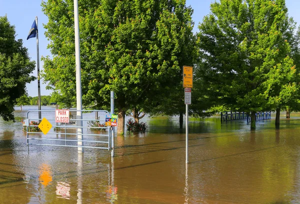 Parque cerrado debido a las inundaciones — Foto de Stock