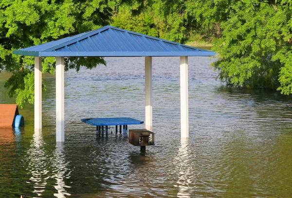 Inundaciones en un parque — Foto de Stock