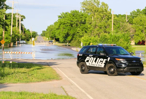 Coche de policía en una calle inundada — Foto de Stock