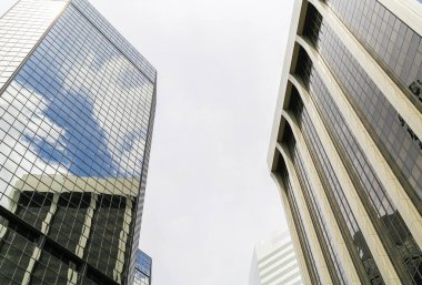 Gökdelenler ve yansımalar