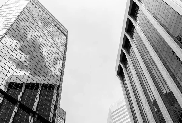 Felhőkarcolók és reflexiók, fekete-fehér — Stock Fotó