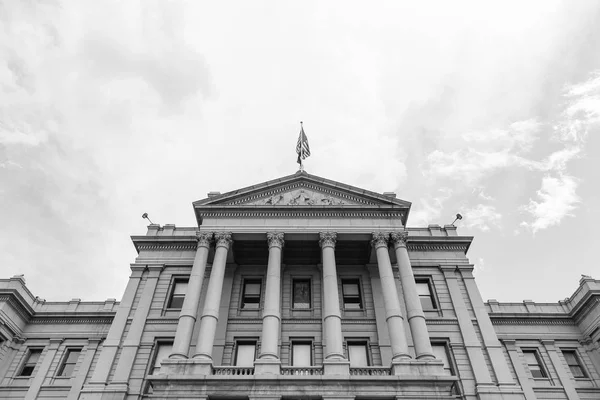 Colorado State Capitol fasad i svartvitt — Stockfoto