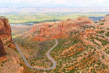 Winding through Fruita Canyon clipart