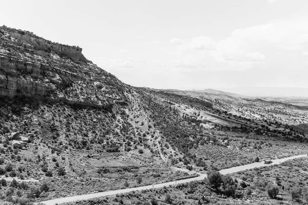 Eingang zum kolorado-Nationaldenkmal in monochrom — Stockfoto