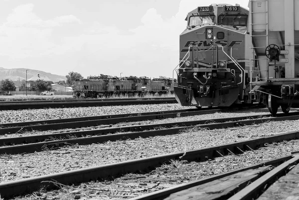 Motoren op Tracks in zwart-wit — Stockfoto