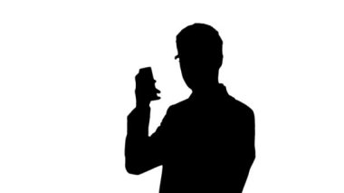 İşadamı siluet, onun smartphone seçmek ve iyi haber alma