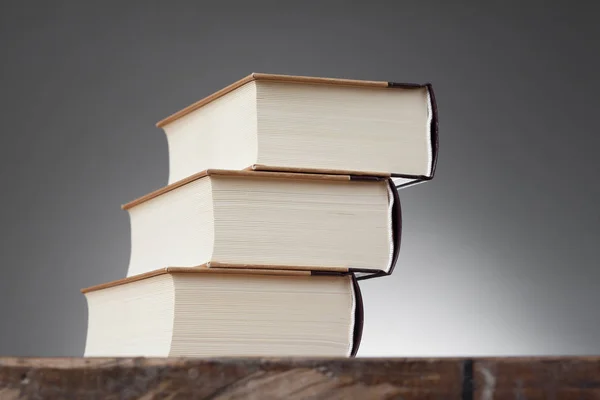 Boeken op een houten tafel vorming van stappen — Stockfoto