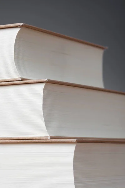 Close-up van boeken vormen stappen — Stockfoto