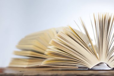 Açık kitap, ahşap bir masa üzerinde Fan şekil