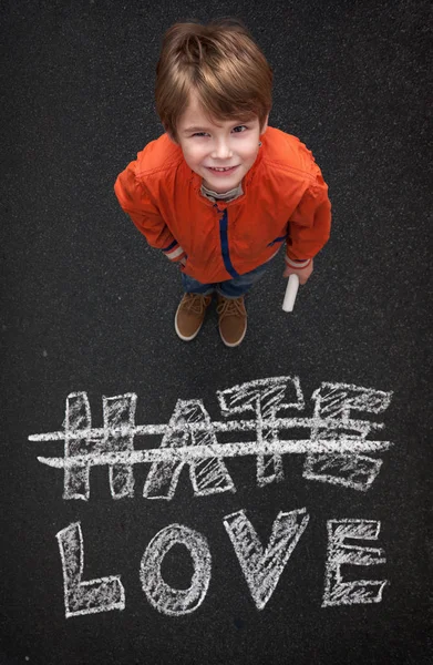 Ragazzo carino, con gesso su strada / asfalto, nessun odio ma l'amore — Foto Stock