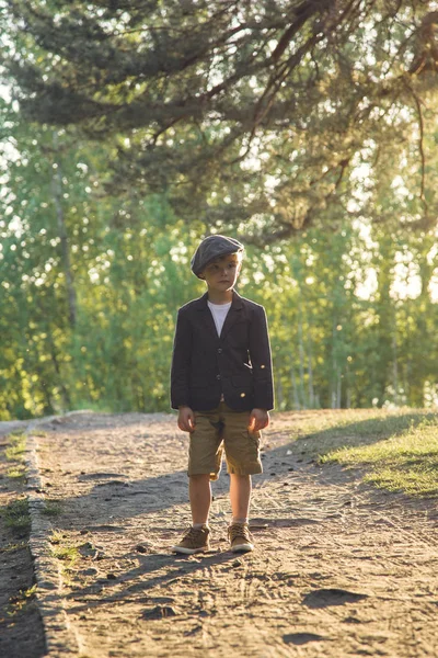 Giovane ragazzo alla moda in prima serata con Old fashioned Retro Abbigliamento, all'aperto, dolce e carino — Foto Stock