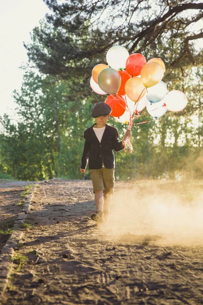 Joven y globos en ropa retro a la antigua, al aire libre, dulce y lindo —  Fotos de Stock