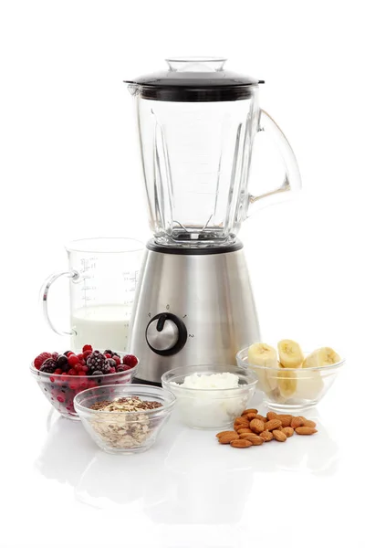 Healthy Fitness Shake / Smoothie con nueces, leche, bayas congeladas y plátano — Foto de Stock