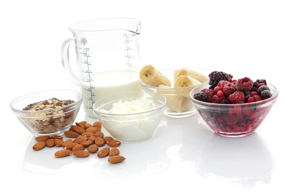 Ingredientes para Healthy Fitness Shake / Smoothie con nueces, leche, bayas congeladas y plátano — Foto de Stock