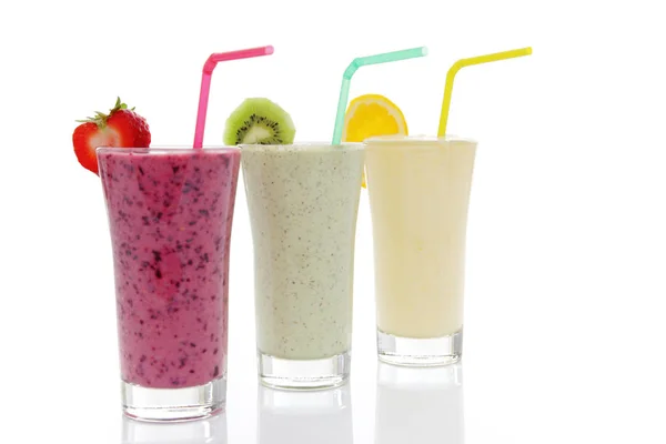 Gesunde Smoothies mit Erdbeeren, Kiwis und Orangen für einen guten Start in den Tag — Stockfoto