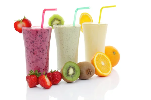 Healthy Smoothies with Strawberries, Kiwis and Oranges, for a good fit start in your day — Stock Photo, Image