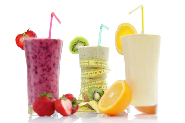 Ölçme bant ve çilek, kivi ve portakal, günün iyi bir ince start ile Sağlıklı Smoothies — Stok fotoğraf