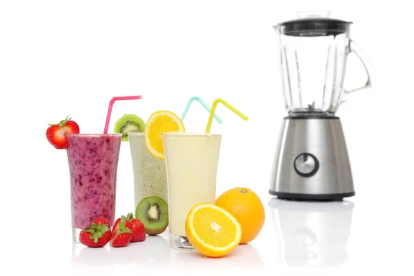 Smoothies saludables con frutas frescas y una licuadora aislada en blanco, para un buen comienzo en su día — Foto de Stock