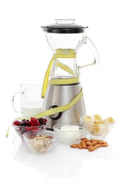 Saludable Slim Diet Fitness Shake / Smoothie con nueces, leche, bayas congeladas y plátano y cinta métrica — Foto de Stock