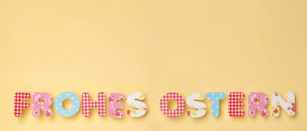 Sárga - német mintát aranyos betűkkel: Frohes Ostern: Boldog Húsvétot, egy szép kis árnyék — Stock Fotó