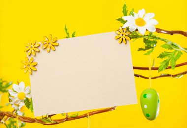 Kola - Paskalya yumurtaları, çiçek ve parlak sarı zemin üzerine boş kartı