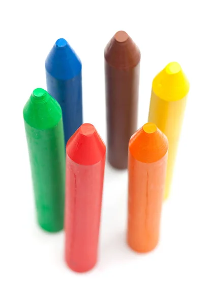 Wax Crayons, ondiepe diepte van het veld met primaire kleuren - geïsoleerd — Stockfoto