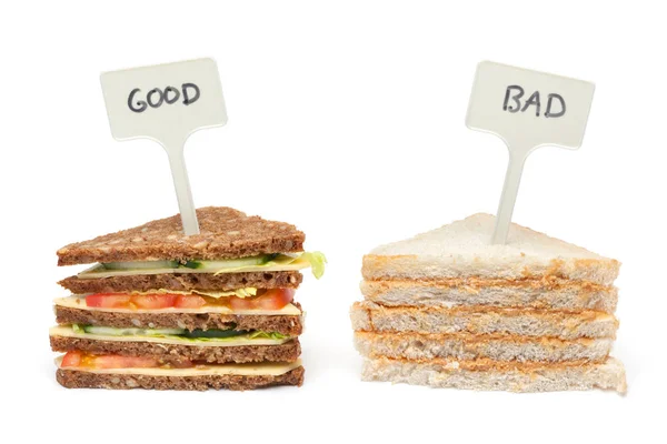 Vergleich von Lebensmitteln, braunem Brot und weißem Brot, isoliert auf weißem b — Stockfoto