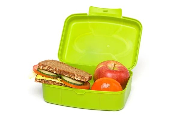 Caja de almuerzo saludable de la escuela verde, aislada en blanco, con pan integral y fruta — Foto de Stock