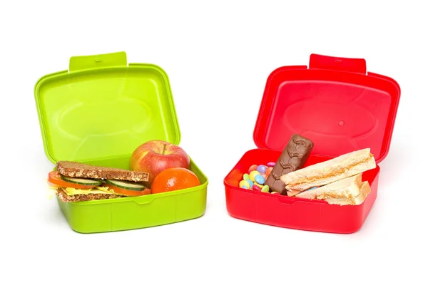 Υγιείς και μη υγιείς Σχολής Lunch Box, απομονώνονται σε λευκό, ολικής αλέσεως ψωμί και φρούτα, λευκό ψωμί και γλυκά — Φωτογραφία Αρχείου