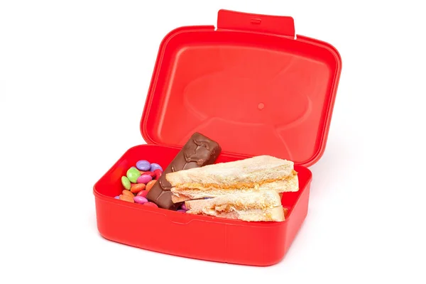 Niezdrowe Red School Lunch Box, na białym tle na białe, białe pieczywo i słodycze — Zdjęcie stockowe