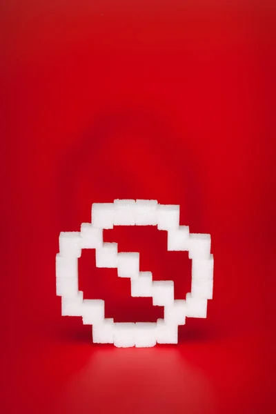 红色-禁止标志的糖形状 — 图库照片