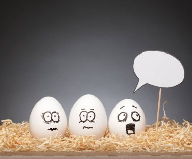 Komik küçük Paskalya yortusu yumurta hikayeler gidiyor çizgi roman tarzı işaretleri, el ifade ile çizilen yüzler: korkuttu